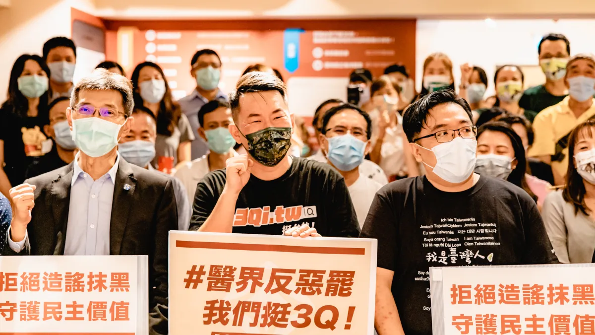 立委陳柏惟烏日服務處9日舉行「在地醫師號召全台醫師,臉書串連反惡罷聲援陳柏惟」活動。圖左起為中台灣牙醫師小英之友會會長黃立賢、立委陳柏惟、麻醉專科醫師邱豑慶。(陳柏惟辦公室提供)