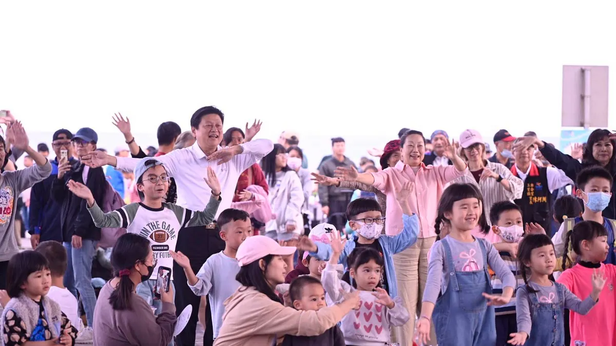 花蓮縣長徐榛蔚與立法委員傅崐萁府出席「浪愛一起走」健走嘉年華,與民眾同樂。(圖/花蓮縣政府提供) 花蓮縣長徐榛蔚與立法委員傅崐萁府出席「浪愛一起走」健走嘉年華,與民眾同樂。(圖/花蓮縣政府提供)