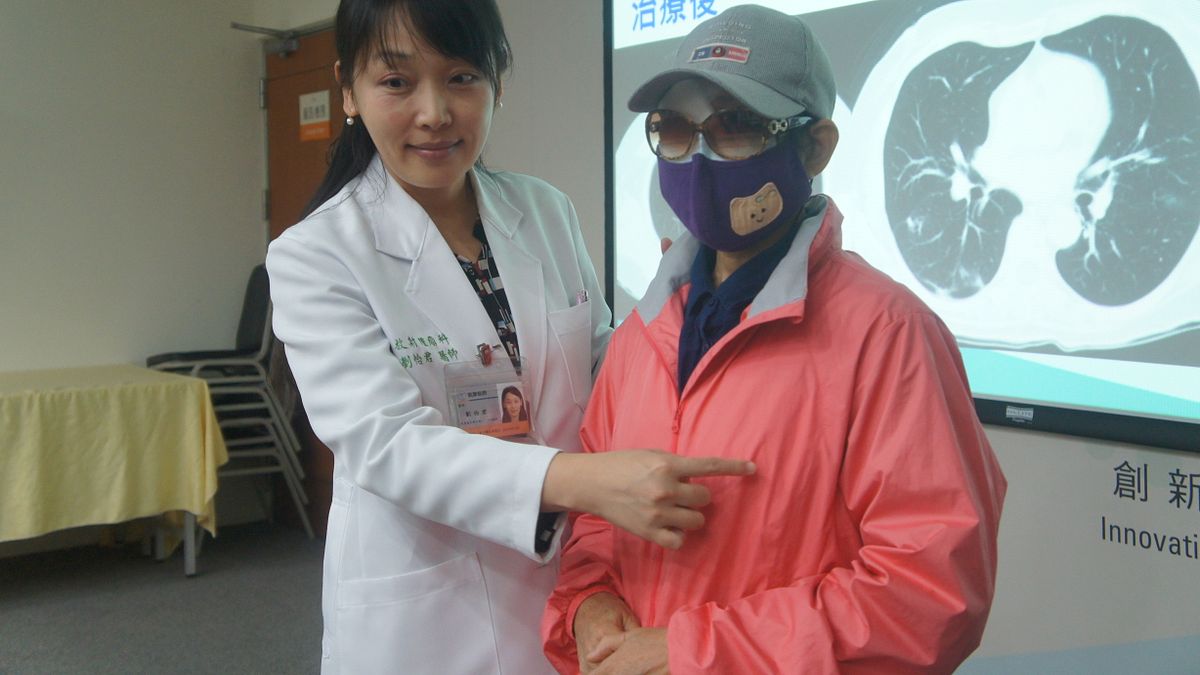 台中榮總醫院放射腫瘤科怡君醫師解說病友肺部病灶位置。(圖/台中榮總醫院提供) 台中榮總醫院放射腫瘤科怡君醫師解說病友肺部病灶位置。(圖/台中榮總醫院提供)