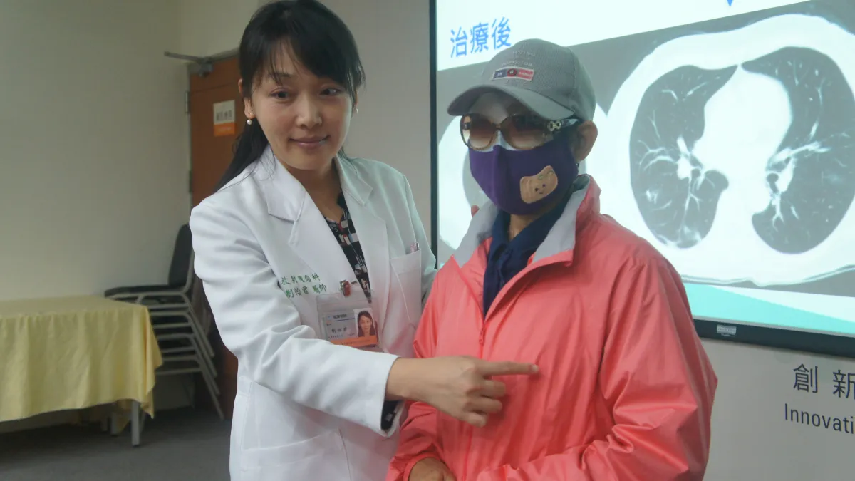 台中榮總醫院放射腫瘤科怡君醫師解說病友肺部病灶位置。(圖/台中榮總醫院提供)