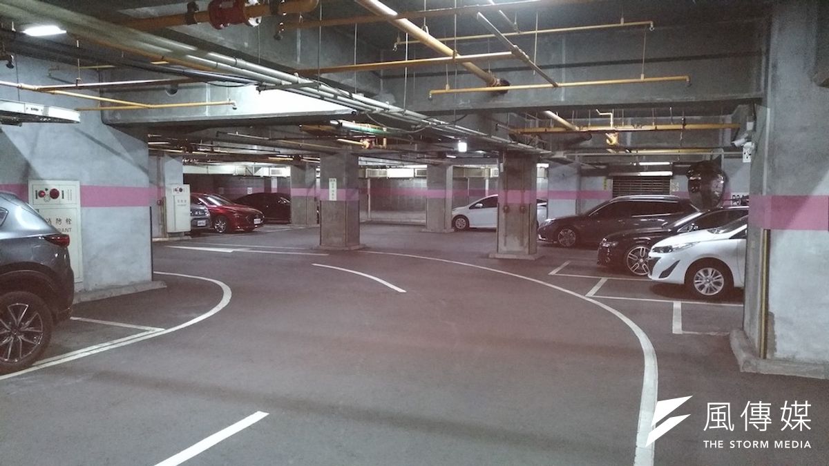 霖園高雄商業大樓停車場「商辦為主,住宅為輔」之建築物附設停車空間共享政策。(圖/徐炳文攝) 霖園高雄商業大樓停車場「商辦為主,住宅為輔」之建築物附設停車空間共享政策。(圖/徐炳文攝)