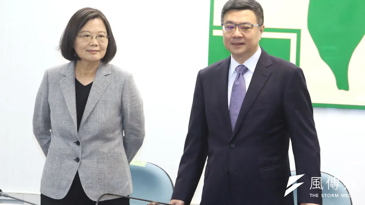 根據民進黨黨章規定,幾乎篤定由蔡英文(左)接替卓榮泰(右),回鍋擔任黨主席。(柯承惠攝)