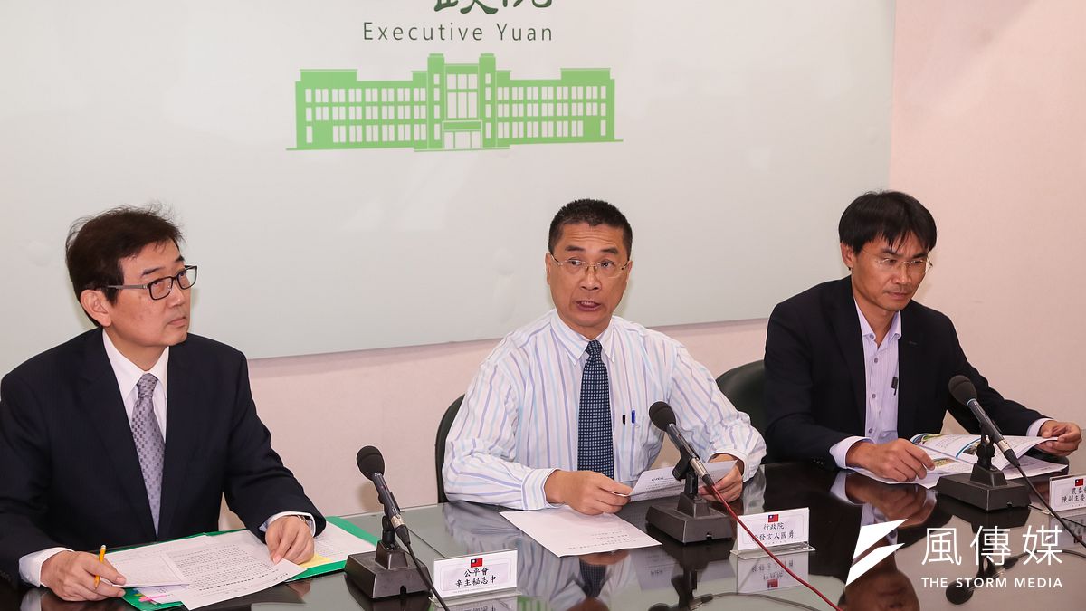 一例一休對物價造成壓力,行政院召開穩定物價小組工作會議,會後發言人徐國勇召開記者會。(顏麟宇攝) 一例一休對物價造成壓力,行政院召開穩定物價小組工作會議,會後發言人徐國勇召開記者會。(顏麟宇攝)