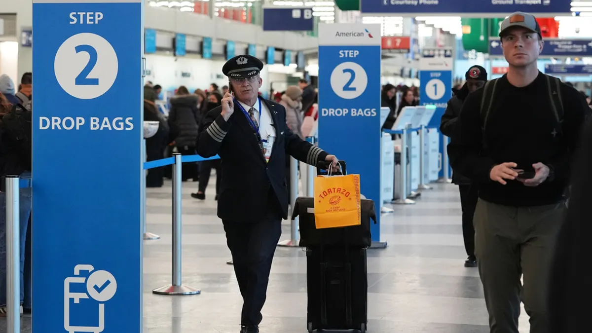 一名在美國芝加哥機場準備前往報到的機師。(美聯社) 一名在美國芝加哥機場準備前往報到的機師。(美聯社)