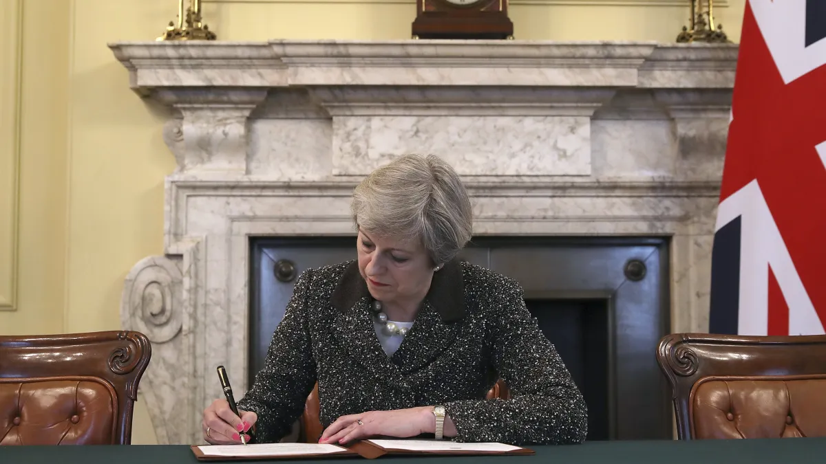 英國首相梅伊簽署脫歐通知書,29日下午送達歐洲理事會。(美聯社)