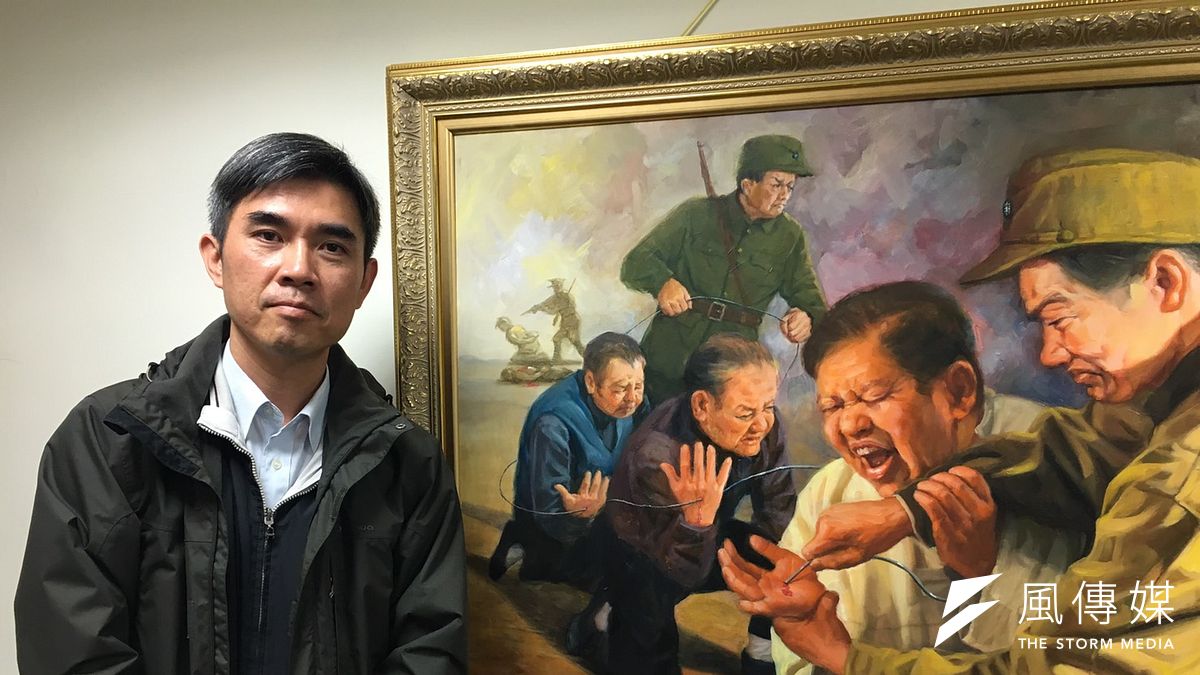 二二八紀念館長蕭明治感覺,或許是因為是受難者後代,「柯文哲有點不敢去touch這個議題」。圖中畫作是經二二八受難者本人口述,曾遭軍警在基隆以線穿掌。(王彥喬攝) 二二八紀念館長蕭明治感覺,或許是因為是受難者後代,「柯文哲有點不敢去touch這個議題」。圖中畫作是經二二八受難者本人口述,曾遭軍警在基隆以線穿掌。(王彥喬攝)
