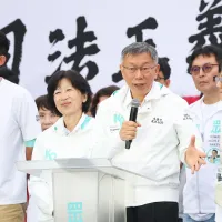 民眾黨創黨主席柯文哲(右二)、黨主席黃國昌(左一)29日出席「戰!329上凱道討公道」活動。(資料照,顏麟宇攝) 民眾黨創黨主席柯文哲(右二)、黨主席黃國昌(左一)29日出席「戰!329上凱道討公道」活動。(資料照,顏麟宇攝)