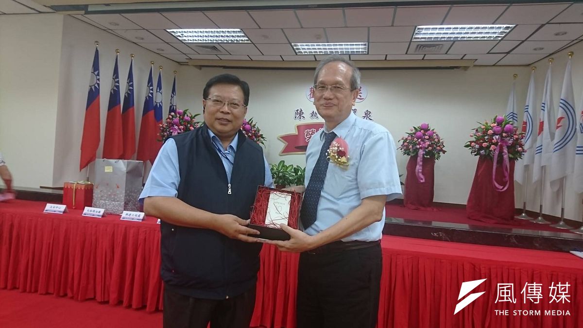 新任執行長徐漢(左),代表中油同事致送即將退休的陳耀泉執行長一份贈品。(圖/徐炳文攝) 新任執行長徐漢(左),代表中油同事致送即將退休的陳耀泉執行長一份贈品。(圖/徐炳文攝)