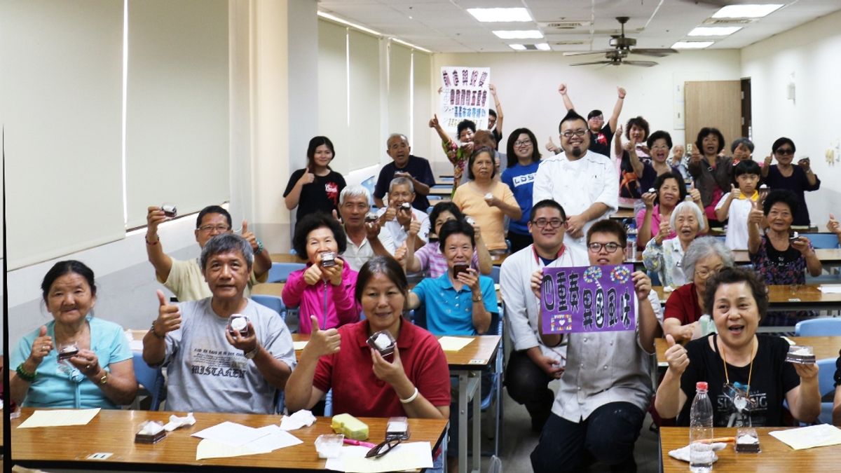 訓練專注能力 雙福基金會邀長輩體驗翻糖玫瑰 訓練專注能力 雙福基金會邀長輩體驗翻糖玫瑰