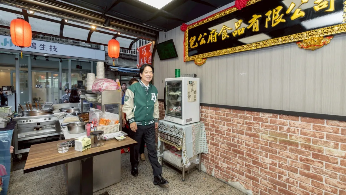 陸配開店被獵巫,總統賴清德怎麼說?陸配開店需要民進黨認證嗎?圖為去年賴清德走訪台北市中山區一家陸配開的麵館。(資料照,取自賴清德臉書)