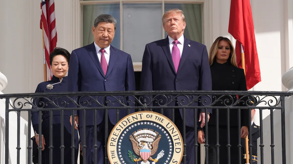 美國總統川普(前右一)24日與中國國家主席習近平(前左一)在白宮會晤。(資料照,美聯社)