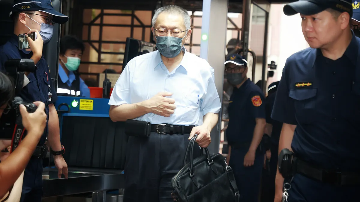 台北地方法院23日開庭審理前台北市長柯文哲涉貪污案,柯文哲出庭應訊。(柯承惠攝) 台北地方法院23日開庭審理前台北市長柯文哲涉貪污案,柯文哲出庭應訊。(柯承惠攝)