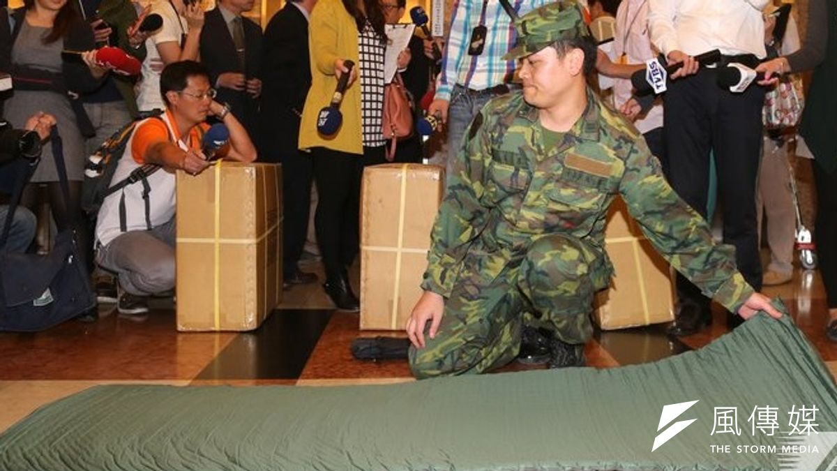 反服貿抗爭期間,支援警力累了就席地睡在立法院,國民黨立委林郁方特別向國防部借了30套氣墊床。(吳逸驊攝) 反服貿抗爭期間,支援警力累了就席地睡在立法院,國民黨立委林郁方特別向國防部借了30套氣墊床。(吳逸驊攝)