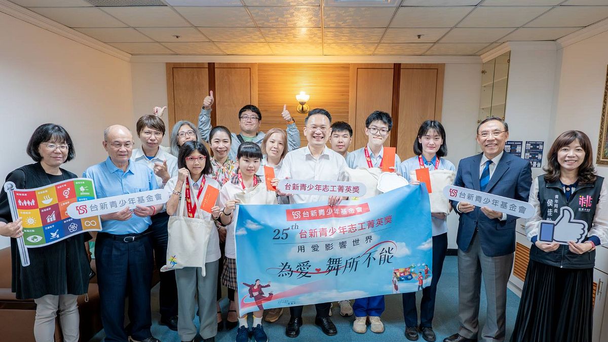 桃園市副市長蘇俊賓表揚四位在「第25屆台新青少年志工菁英獎」中脫穎而出的優秀學生。(圖/翻攝自蘇俊賓臉書提供) 桃園市副市長蘇俊賓表揚四位在「第25屆台新青少年志工菁英獎」中脫穎而出的優秀學生。(圖/翻攝自蘇俊賓臉書提供)
