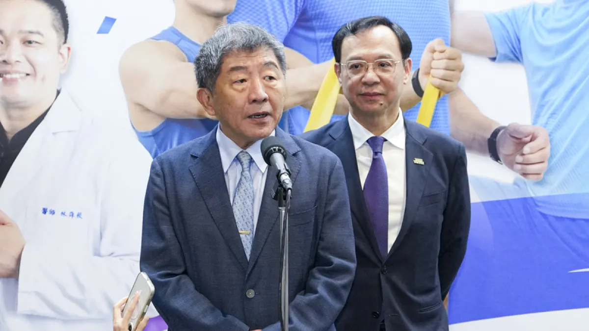 圖為前後任衛福部長陳時中(左)和石崇良(右)。(中央社)