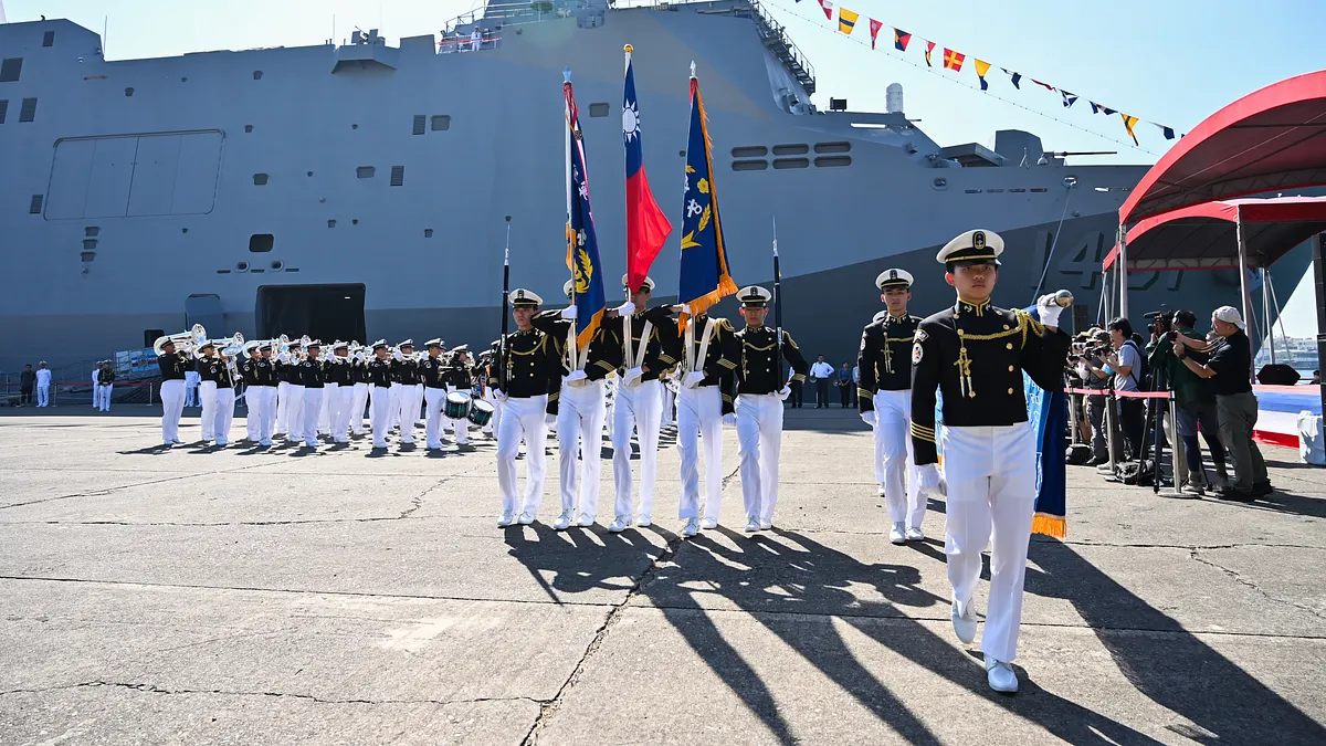 海軍10日舉行「112年國防知性之旅-海軍新濱營區」預演,海軍官校鼓號樂隊於玉山軍艦前演出。(陳昱凱攝) 海軍10日舉行「112年國防知性之旅-海軍新濱營區」預演,海軍官校鼓號樂隊於玉山軍艦前演出。(陳昱凱攝)