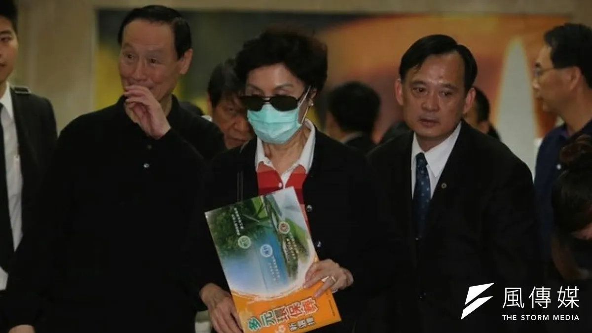 馬以南至富德公墓處理母親秦厚修後事。圖為昨日馬以南至二殯探親母親遺體後離開的畫面。(余志偉攝)