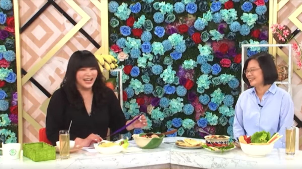 在新冠肺炎疫情衝擊下,國內農產品內需及外銷受到影響,總統蔡英文(右)日前上星座專家唐綺陽(左)所主持的節目為台灣農產品宣傳。(取自唐綺陽占星幫臉書) 在新冠肺炎疫情衝擊下,國內農產品內需及外銷受到影響,總統蔡英文(右)日前上星座專家唐綺陽(左)所主持的節目為台灣農產品宣傳。(取自唐綺陽占星幫臉書)