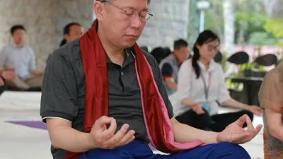 台北市長柯文哲訪問印度,並體驗德里大學甘地中心的瑜珈課程(北市府)