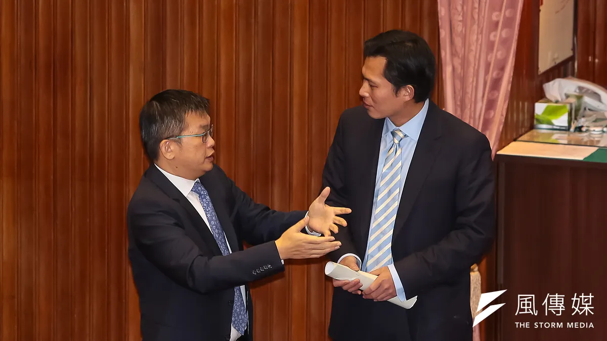 立法院副院長蔡其昌與時代力量立委黃國昌於議場內交談。(顏麟宇)