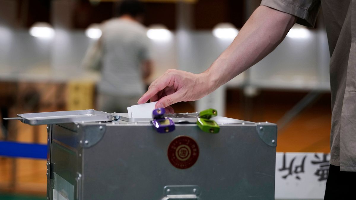 日本為防疫首創郵送投票制。蔡政府却強制剝奪確診未解隔者、居家隔離、居家檢疫者的投票權。圖為今年7月日本第26屆參議院選舉進行投票(AP) 日本為防疫首創郵送投票制。蔡政府却強制剝奪確診未解隔者、居家隔離、居家檢疫者的投票權。圖為今年7月日本第26屆參議院選舉進行投票(AP)