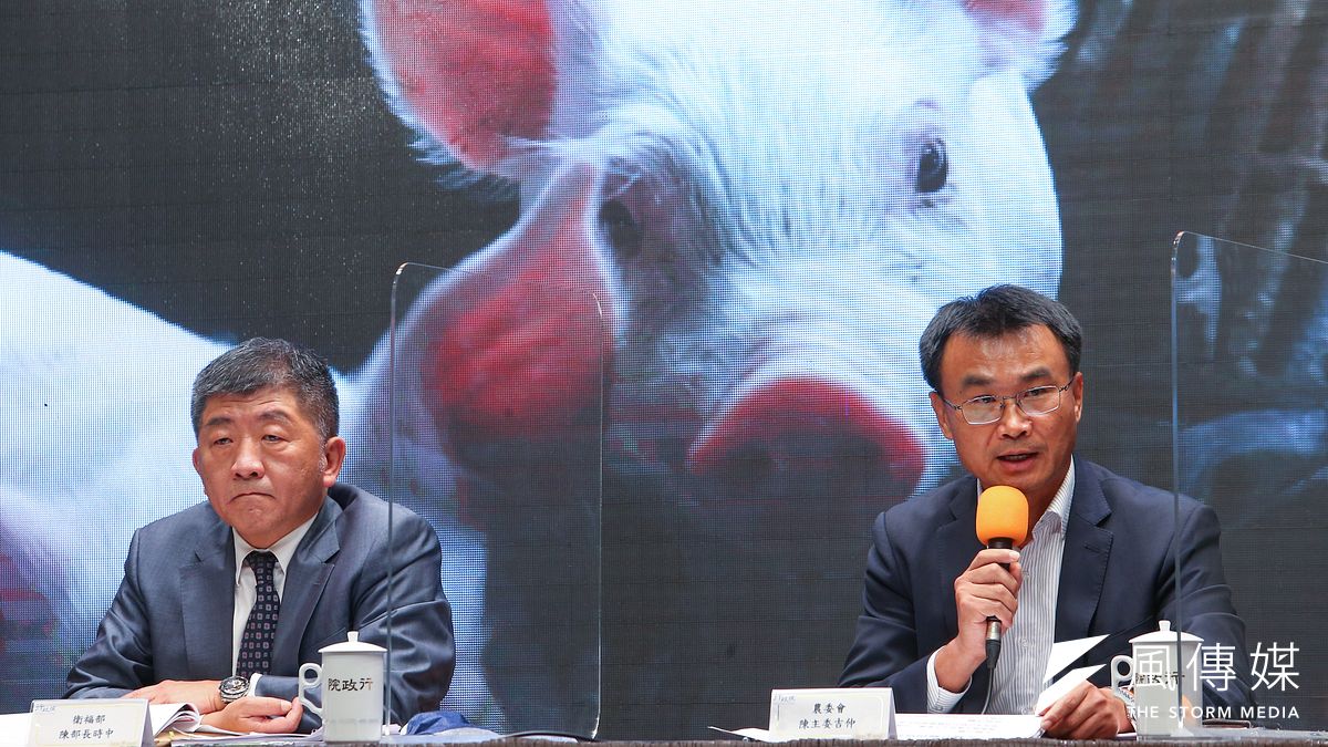作者建議,既然美豬政策已無回頭路,政府應派員並聘請律師隨行赴美國,與美國肉品公司以及養豬場簽訂長期合作農作契約,指定進口不含萊克多巴胺的豬隻豬肉;農委會、衛福部派遣人員常駐我駐美辦事處,就近配合當地檢驗機構,辦理美豬檢驗事宜,從源頭把關才是硬道理。(資料照,顏麟宇攝) 作者建議,既然美豬政策已無回頭路,政府應派員並聘請律師隨行赴美國,與美國肉品公司以及養豬場簽訂長期合作農作契約,指定進口不含萊克多巴胺的豬隻豬肉;農委會、衛福部派遣人員常駐我駐美辦事處,就近配合當地檢驗機構,辦理美豬檢驗事宜,從源頭把關才是硬道理。(資料照,顏麟宇攝)