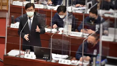 高雄市議會今進行警消衛環部門業務報告與質詢議程,陳其邁市長接受議員質詢並回答問題。(圖/徐炳文攝)