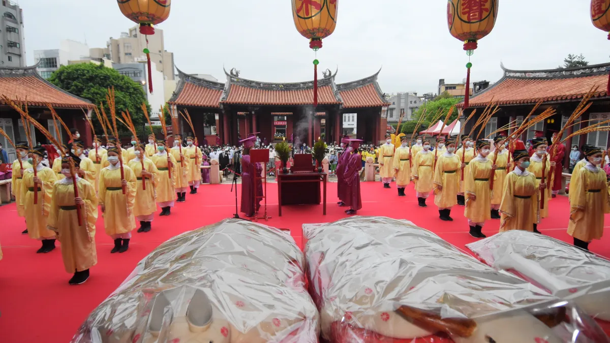 彰化祭孔大典,特別以鳳片糕做成的「素太牢」取代三牲,於祭典完成後分切,與「及第智慧糕」一同發送給民眾增長智慧。(圖/彰化縣政府提供)