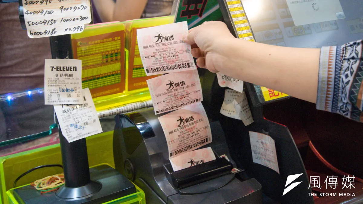 許多人會去買彩券,期許自己能一夜致富。(資料照/甘岱民攝)