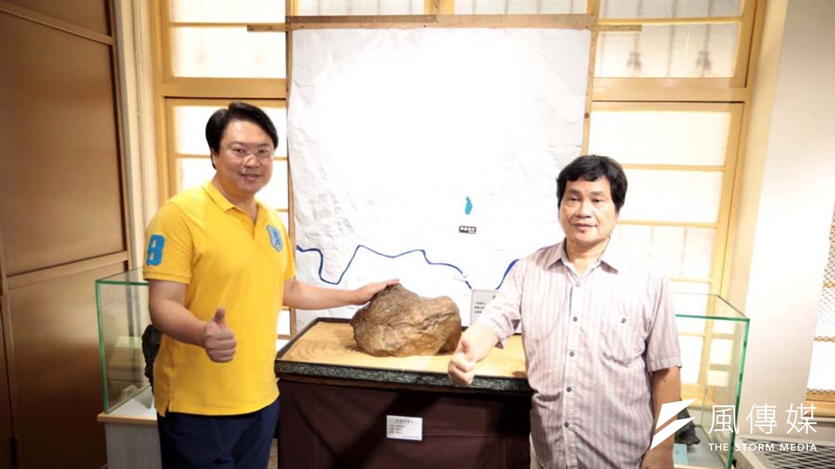 基隆市長林右昌(左)主持黃臘石文化館啟用,盼替暖暖地區注入活水。(圖/記者張毅攝) 基隆市長林右昌(左)主持黃臘石文化館啟用,盼替暖暖地區注入活水。(圖/記者張毅攝)