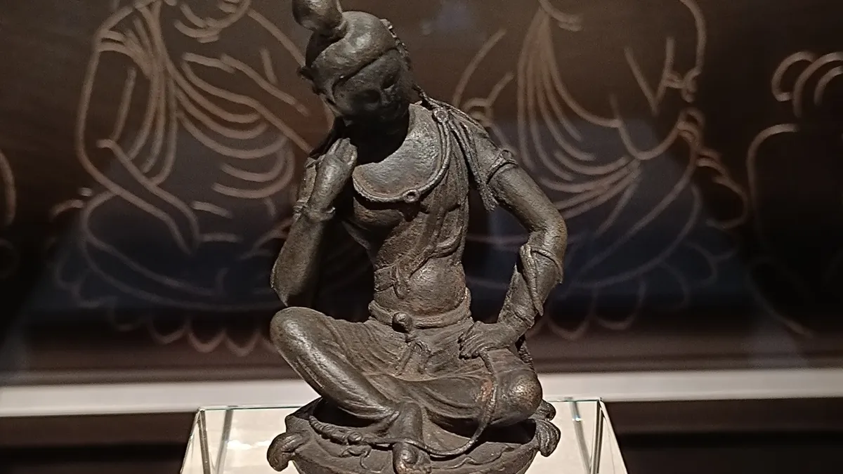 鎏金銅思惟菩薩,右手托腮作沉思狀,高髮髻、束髮披肩,寬肩收腰,四肢修長,體現武周時期的特色。思惟形象應是受到印度笈多藝術的影響,此文物現典藏於上海博物館。(陳羋妡提供)