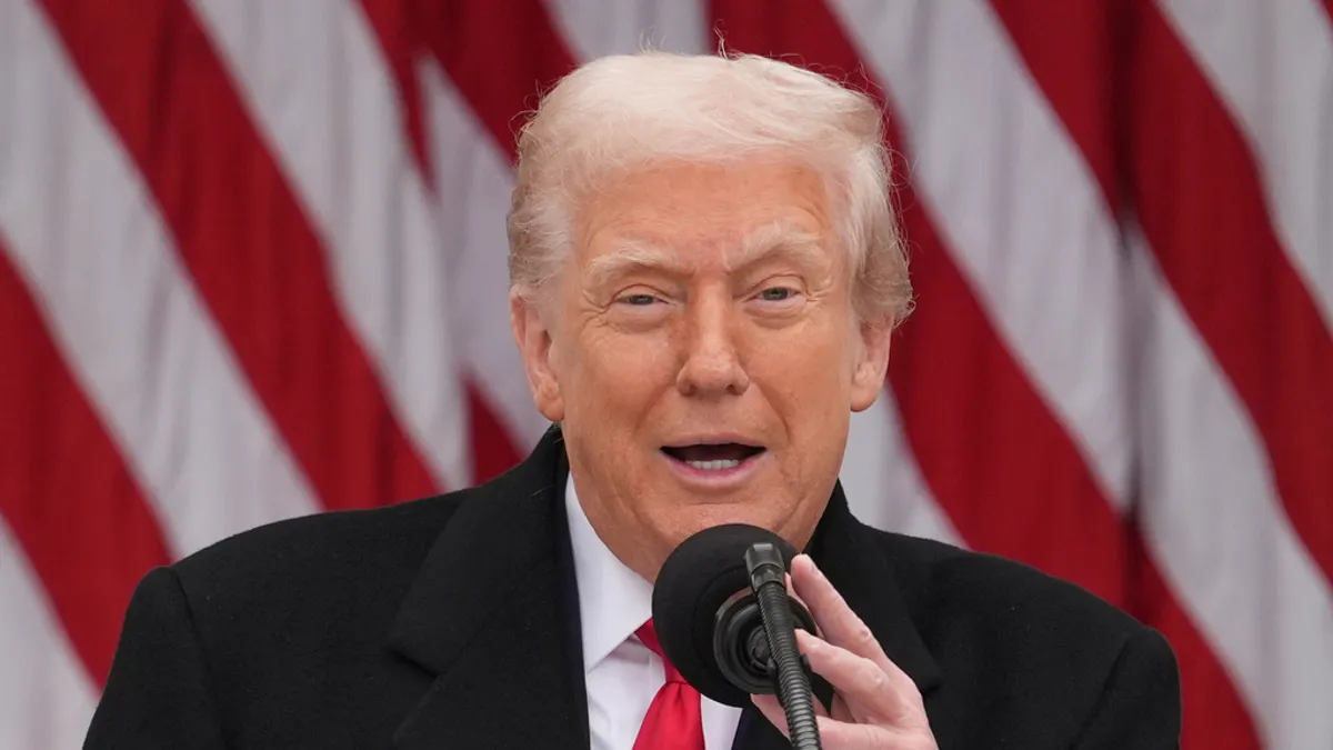 美國總統川普在感恩節選擇再度把「移民」推上政治火線,稱將永久暫停來自「第三世界國家」移民的進程。(圖/美聯社) 美國總統川普在感恩節選擇再度把「移民」推上政治火線,稱將永久暫停來自「第三世界國家」移民的進程。(圖/美聯社)