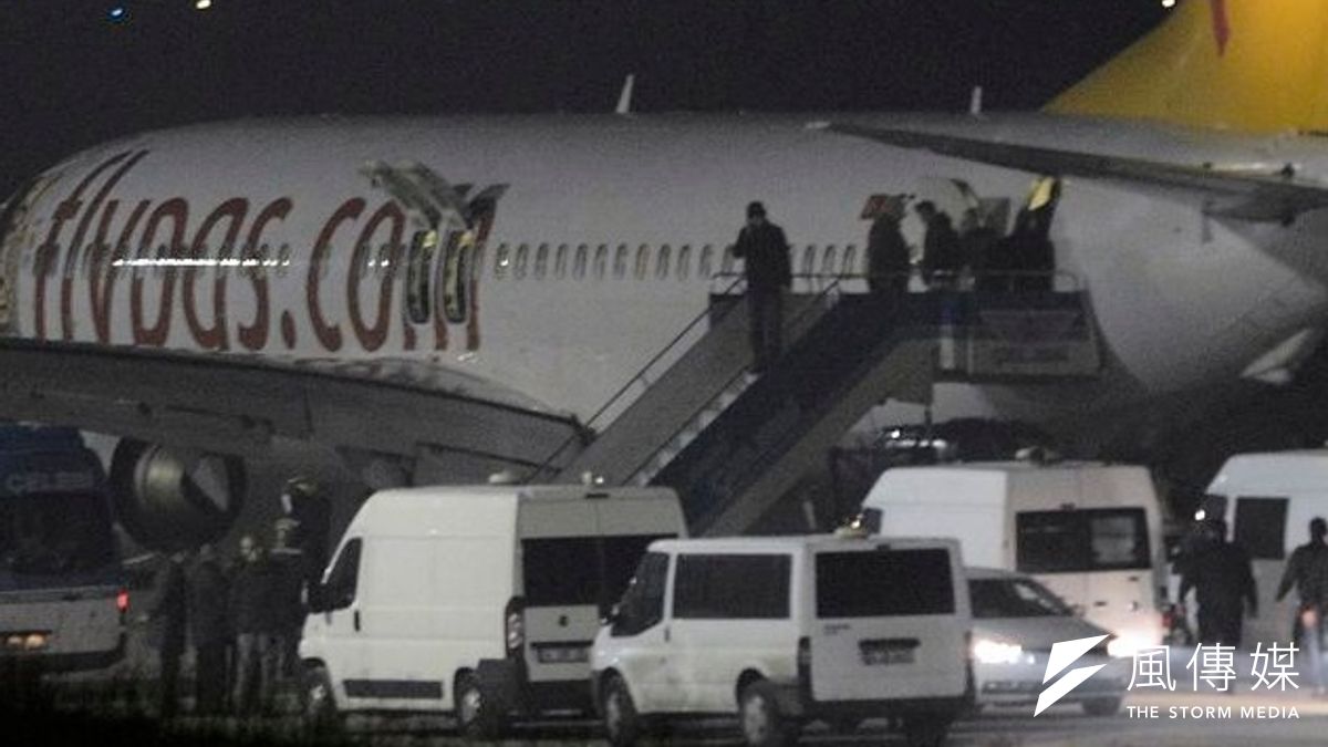 一架由烏克蘭飛土耳其的民航機,7日遭到挾持,嫌犯要求飛往正在舉行冬奧的索契,所幸後來被土耳其安全部隊制服。(美聯社) 一架由烏克蘭飛土耳其的民航機,7日遭到挾持,嫌犯要求飛往正在舉行冬奧的索契,所幸後來被土耳其安全部隊制服。(美聯社)