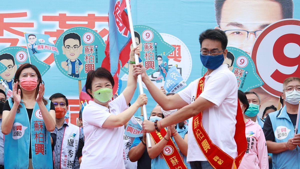 盧秀燕首站來到大里,一到場就先為蘇柏興議員披掛勝利彩帶、授戰旗。(圖/盧秀燕競選總部提供) 盧秀燕首站來到大里,一到場就先為蘇柏興議員披掛勝利彩帶、授戰旗。(圖/盧秀燕競選總部提供)