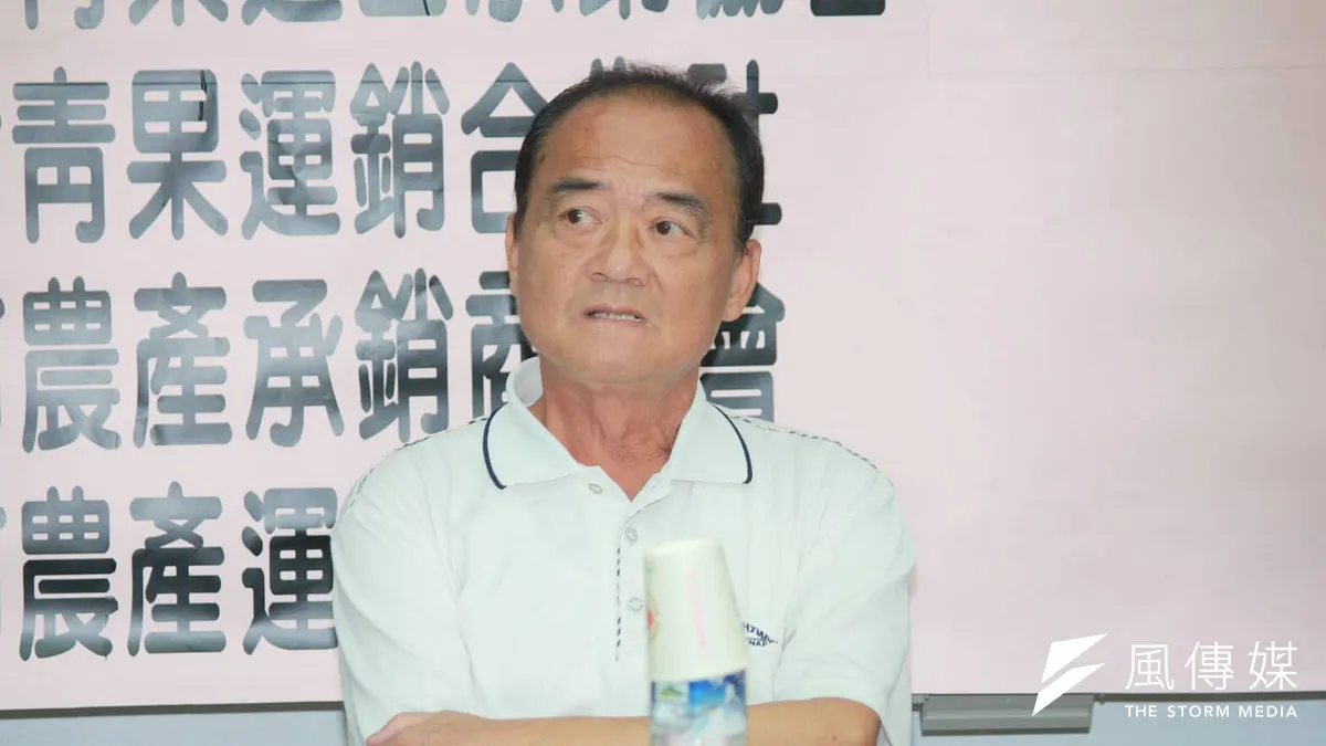 20180614-北市市場7大公會14日召開記者會,力挺北農總經理吳音寧。圖中為中華民國青果商業同業公會聯合會理事長邱進福。(方炳超攝)