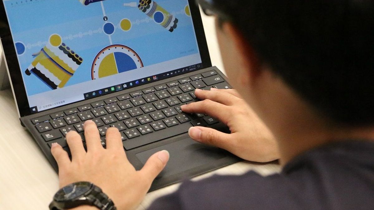 遊戲用電腦及鍵盤操作,線上擊鼓節奏遊戲、打鼓影片徵集票選及鼓知識問答等活動來推廣鼓藝富趣味又能訓練手眼協調,培養專注力和耐性。(圖/新北市文化局提供) 遊戲用電腦及鍵盤操作,線上擊鼓節奏遊戲、打鼓影片徵集票選及鼓知識問答等活動來推廣鼓藝富趣味又能訓練手眼協調,培養專注力和耐性。(圖/新北市文化局提供)