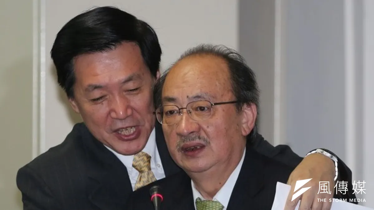 國民黨立委下周火力全開,主攻台北市長參選人柯文哲的MG149帳戶,民進黨立院黨團總召柯建銘(右)也放話,民進黨全力奉陪。(圖為國民黨大黨鞭費鴻泰與柯建銘,余志偉攝)