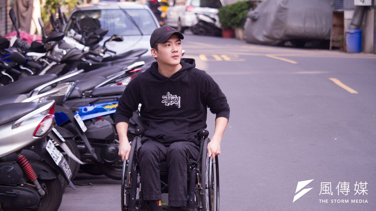 「後來想想我沒有失去什麼,我只是人生多繞了一點路...」不到20歲就因為一場車禍導致下半身癱瘓、他不只一次想過「死一死算了」,但如今的他用輪椅上山下海遊遍台灣、拳擊攀岩衝浪樣樣來、也成為知名YouTuber,他要用行動告訴所有人「把握人生」──沒試過,你怎麼知道你不行?(蔡親傑攝) 「後來想想我沒有失去什麼,我只是人生多繞了一點路...」不到20歲就因為一場車禍導致下半身癱瘓、他不只一次想過「死一死算了」,但如今的他用輪椅上山下海遊遍台灣、拳擊攀岩衝浪樣樣來、也成為知名YouTuber,他要用行動告訴所有人「把握人生」──沒試過,你怎麼知道你不行?(蔡親傑攝)