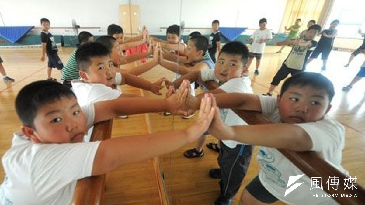 醫師表示,得脂肪肝的年齡已下降至國小,兒童肥胖問題不容忽視。(取自網路) 醫師表示,得脂肪肝的年齡已下降至國小,兒童肥胖問題不容忽視。(取自網路)