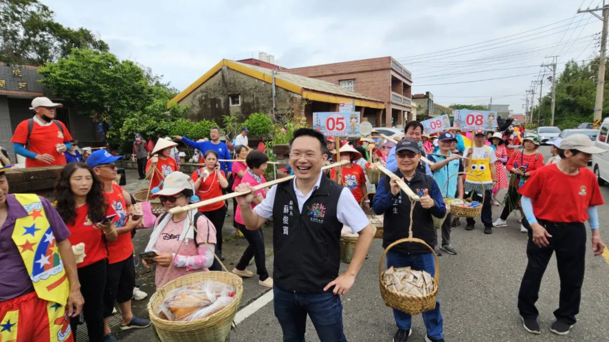 桃園市副市長蘇俊賓參與「2025石滬媽祖文化節」,體驗傳統的「挑福擔」創意踩街活動。(圖/桃園市政府提供)