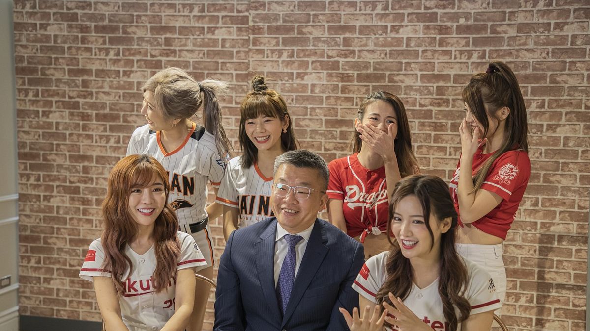 蔡其昌被三隊啦啦隊女孩們簇擁,調皮地開玩笑表示,現在一定很多人羨慕我。(圖/浪LIVE提供) 蔡其昌被三隊啦啦隊女孩們簇擁,調皮地開玩笑表示,現在一定很多人羨慕我。(圖/浪LIVE提供)