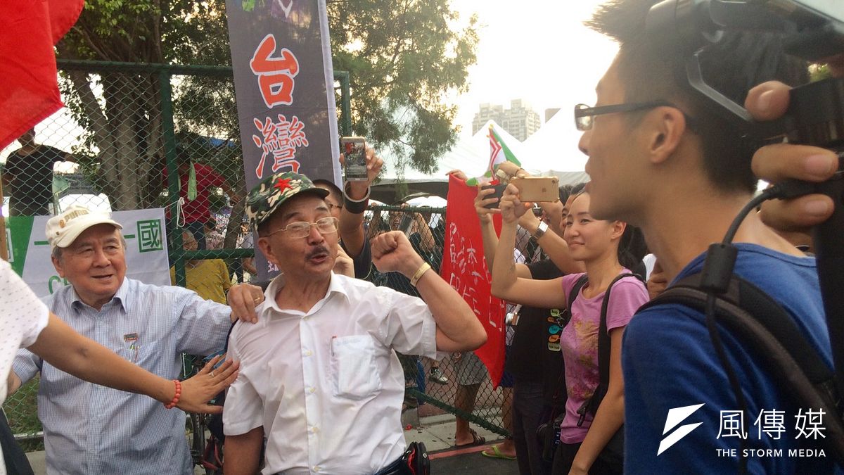 中國選秀節目「中國新聲音」24日發生學生被統派成員打傷的暴力事件,警政署對此表示,近期將嚴正執法,不允許黑幫以暴力破壞社會秩序。圖為愛國同心會24日於台大校園與民眾發生衝突。(資料照,謝孟穎攝) 中國選秀節目「中國新聲音」24日發生學生被統派成員打傷的暴力事件,警政署對此表示,近期將嚴正執法,不允許黑幫以暴力破壞社會秩序。圖為愛國同心會24日於台大校園與民眾發生衝突。(資料照,謝孟穎攝)