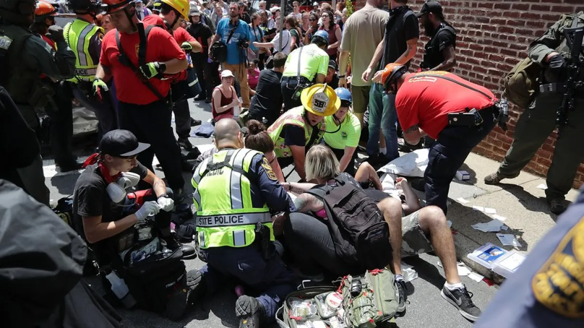 美國維吉尼亞州沙洛斯維市(Charlottesville)去年爆發極右與反極右示威者的衝突。(BBC中文網)
