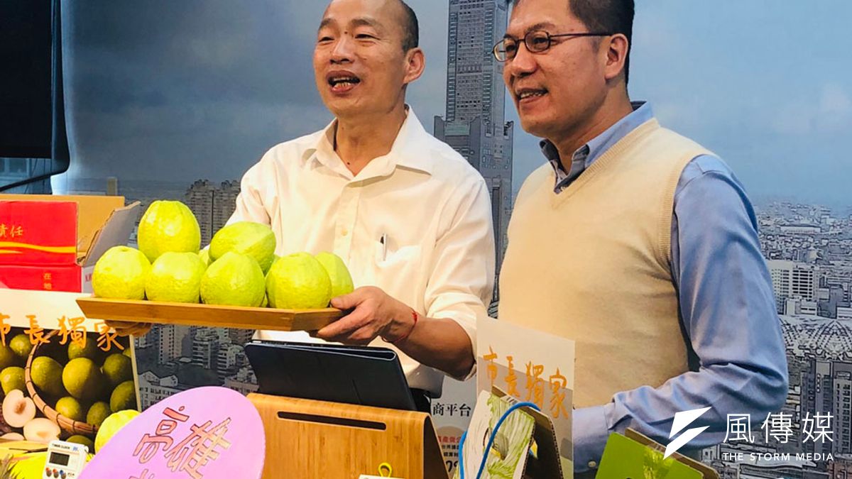 吳芳銘(右)脫黨參選嘉義縣長失利後,被韓國瑜(左)延攬出任高雄市農業局長。(徐炳文攝) 吳芳銘(右)脫黨參選嘉義縣長失利後,被韓國瑜(左)延攬出任高雄市農業局長。(徐炳文攝)