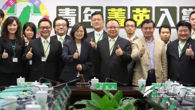 民進黨中執會通過修正「黨員入黨辦法」、「入黨填表須知與審查作業要點」相關條文,明訂入黨審查採雙軌進行,簡化線上入黨審查流程,並增加入黨審查頻率。圖為民進黨青年菁英入黨記者會。(資料照,顏麟宇攝)