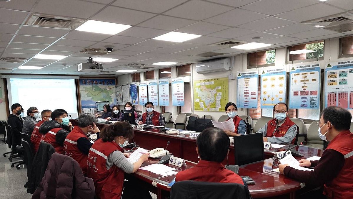 新北民政局結合衞生局、警察局、消防局及法制局等跨局處與各區公所,於各區成立防疫應變中心,每日配送口罩至全市1,173購買地點,方便民眾憑健保卡每人在7天內限購2片。(圖/新北市民政局提供) 新北民政局結合衞生局、警察局、消防局及法制局等跨局處與各區公所,於各區成立防疫應變中心,每日配送口罩至全市1,173購買地點,方便民眾憑健保卡每人在7天內限購2片。(圖/新北市民政局提供)