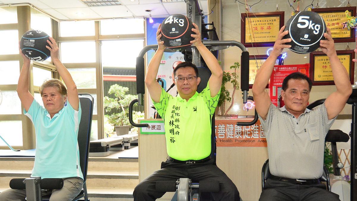 彰化副縣長林明裕與二水鄉長鄭蒼陽體驗社區不老健身房。(圖/彰化縣政府提供) 彰化副縣長林明裕與二水鄉長鄭蒼陽體驗社區不老健身房。(圖/彰化縣政府提供)