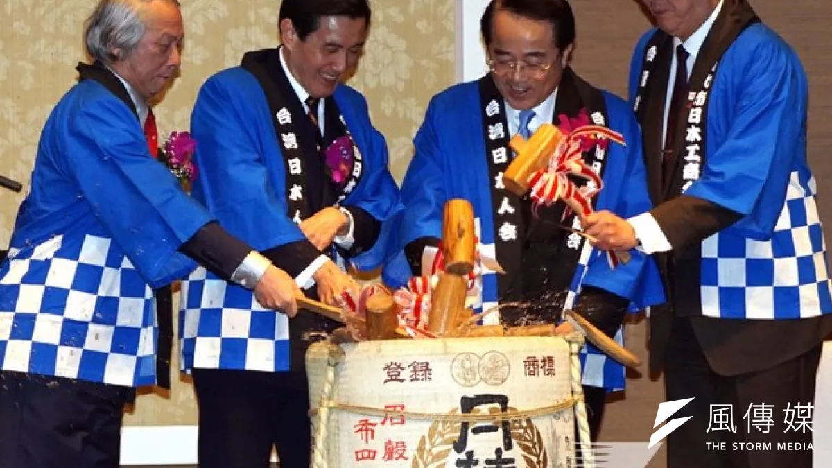 台灣日本人會暨台北市日本工商會9日晚間舉行新年聯誼會,總統馬英九應邀出席,和與會來賓一同穿起日本服裝,以木槌敲破酒缸,舉行新年開鏡儀式。(蘇仲泓攝)