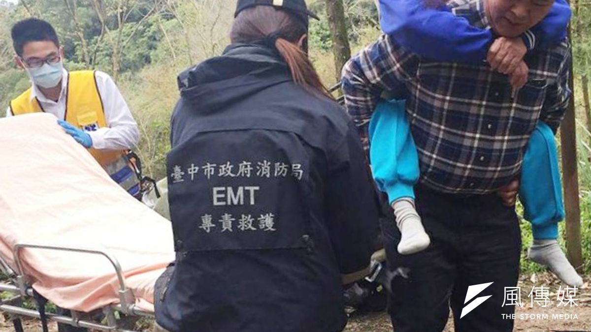 愛鄰守護隊深入山區為一名行動不便卻又生病的長者即時轉介醫療機構救助。(圖∕曾家祥攝) 愛鄰守護隊深入山區為一名行動不便卻又生病的長者即時轉介醫療機構救助。(圖∕曾家祥攝)