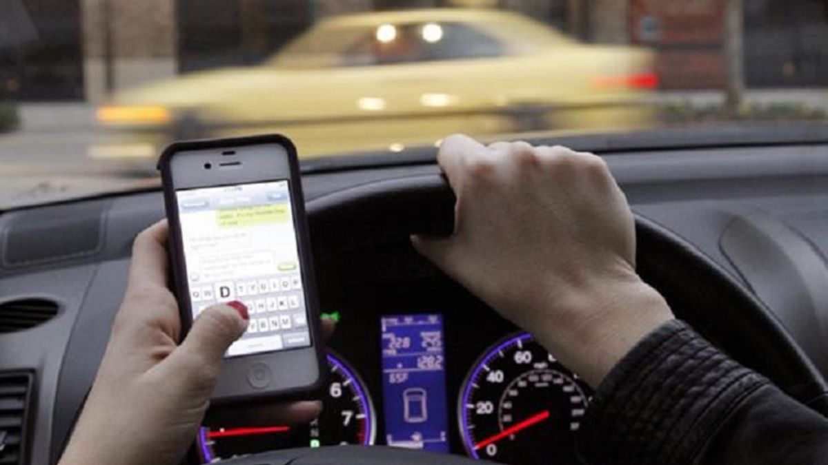 別懷疑,在英國開車滑手機發簡訊,抓到兩次就吊照。(取自網路) 別懷疑,在英國開車滑手機發簡訊,抓到兩次就吊照。(取自網路)